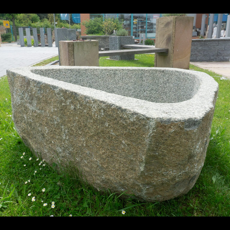 Granit Findlingsbrunnen