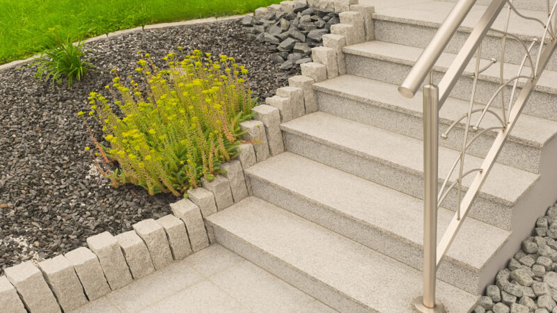 Natursteinstufen und Palisaden
